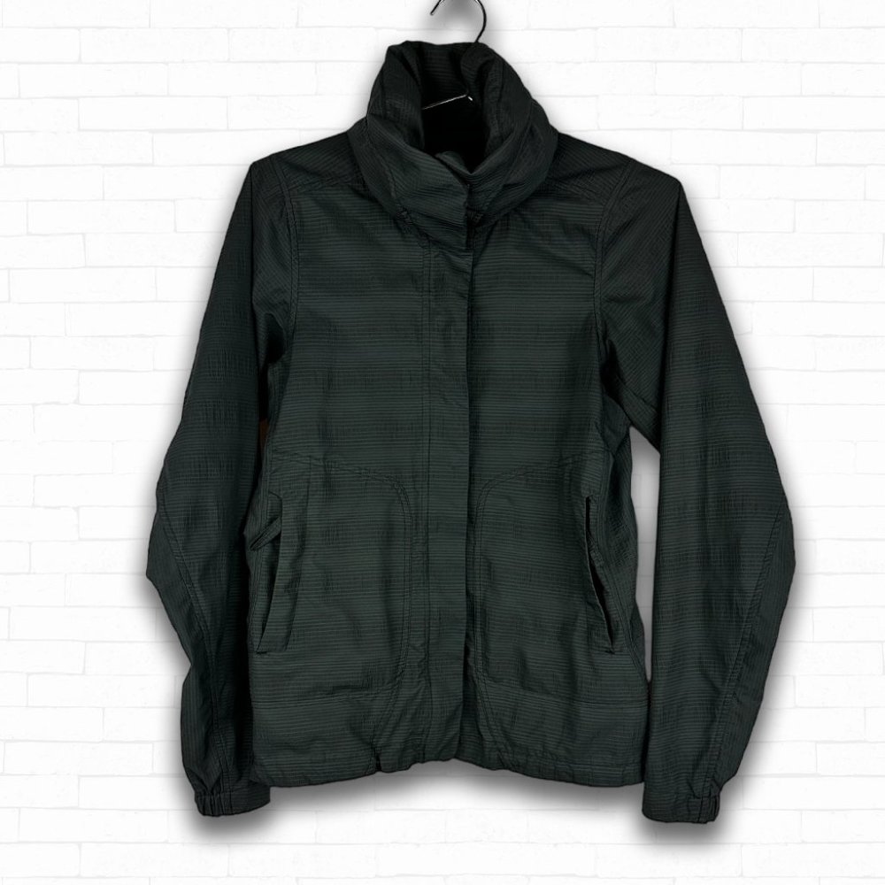 NAU Women's Lightweight Jacket {Size Small}